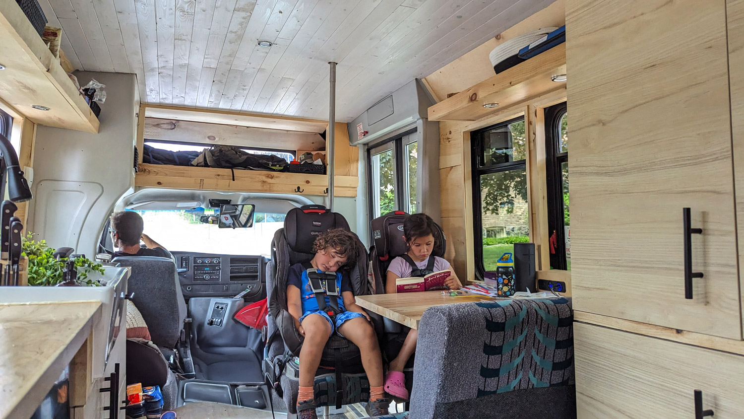 BusWithCarSeatts
